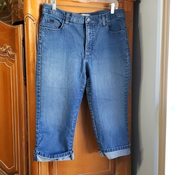 Lee classic fit capris. Denim. Waist flat measurement is 17" Good used condition - Picture 1 of 7